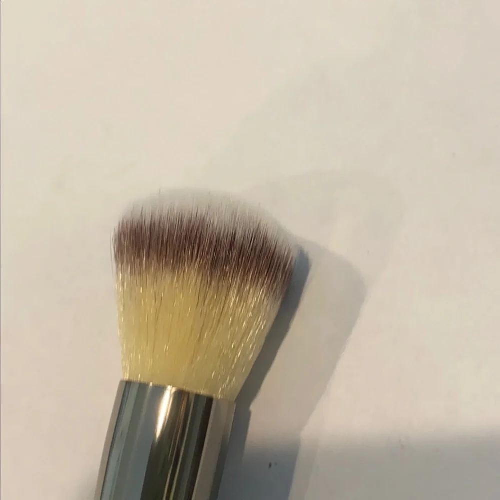 it cosmetics Dual-Ended Foundation & Concealer Brush in Black and Silver